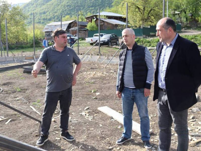 ცაგერის მუნიციპალიტეტის სოფელ ლუხვანოში ხელოვნურსაფარიანი სპორტული მოედნის მოწყობა...